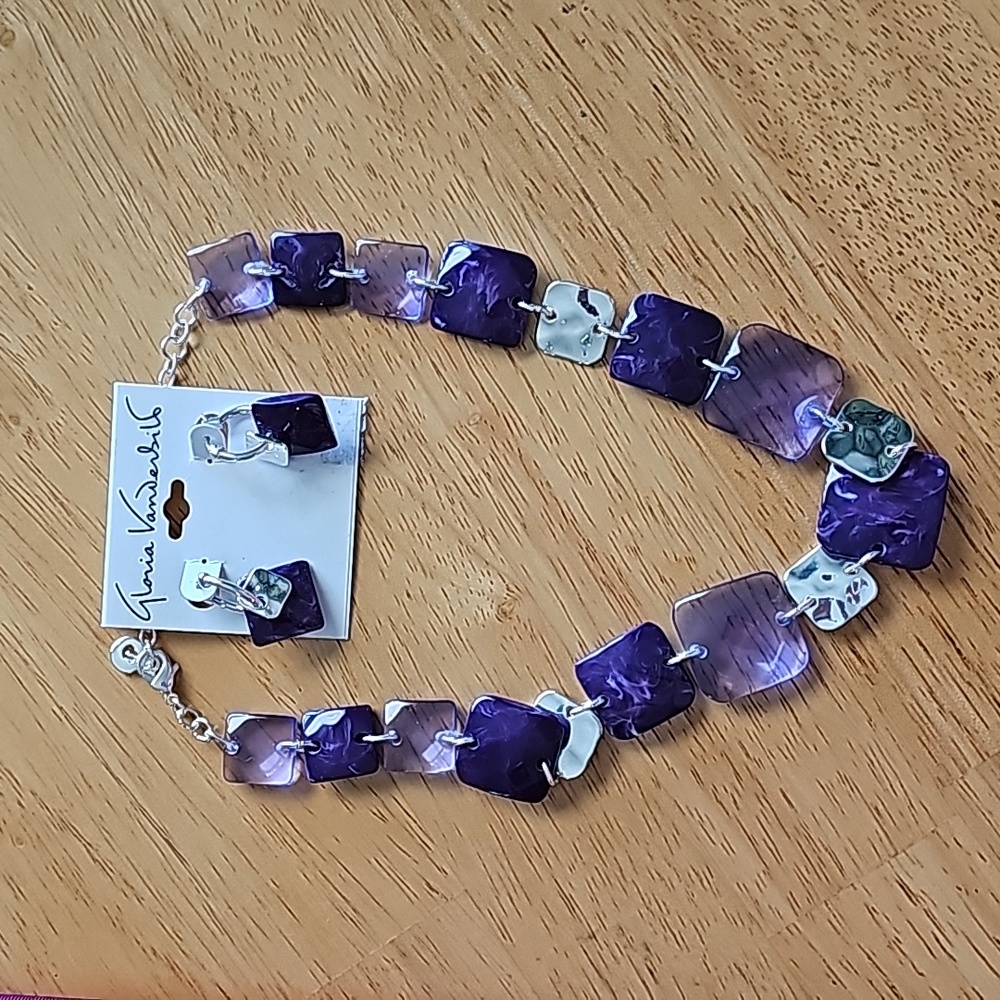 Gloria Vanderbuilt necklace and earing set